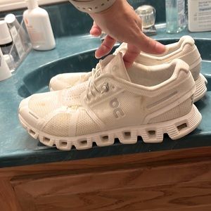 All white On Cloud tennis shoes GUC, size 5.5